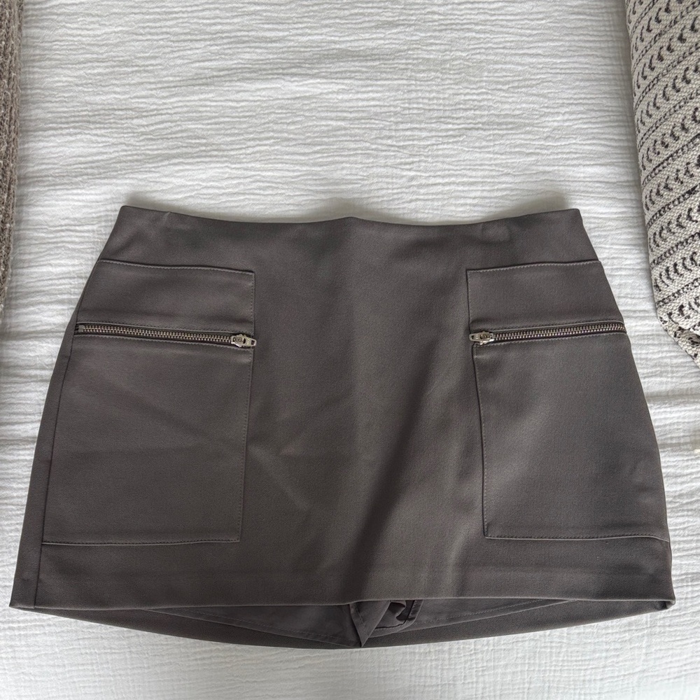 Chic Grey Mini Skirt with Zipper Pockets